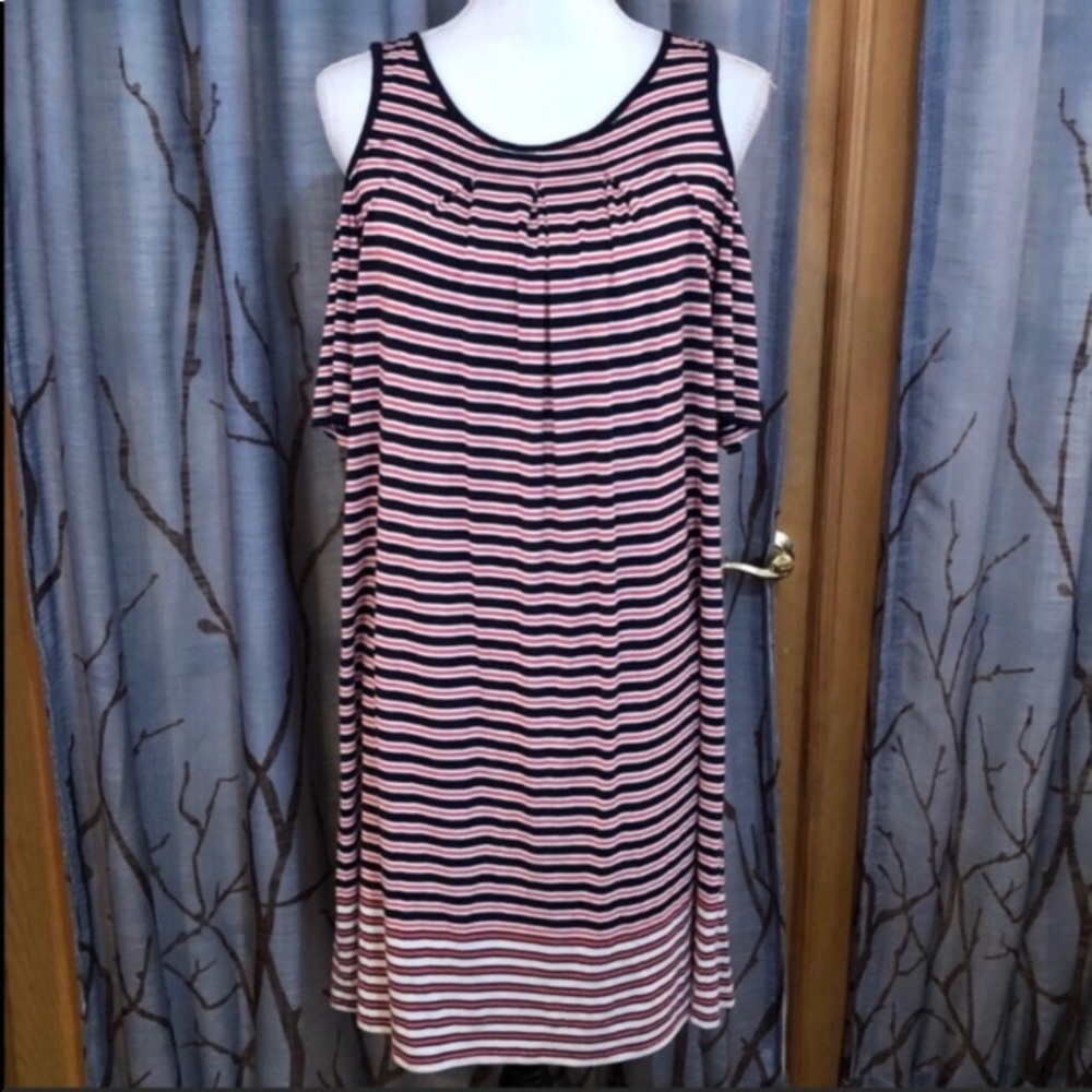 NWT. Max Studio S short sleeve cold should…